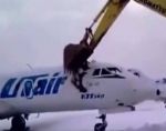 गुस्साए कर्मी ने विमान को बना डाला कबाड़, वीडियो वायरल