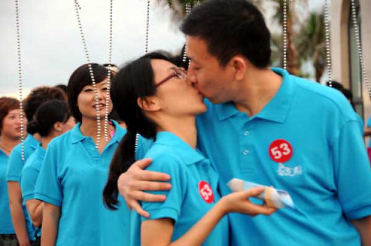 चीन में खुलेआम प्रेम के इजहार पर छिड़ी जंग