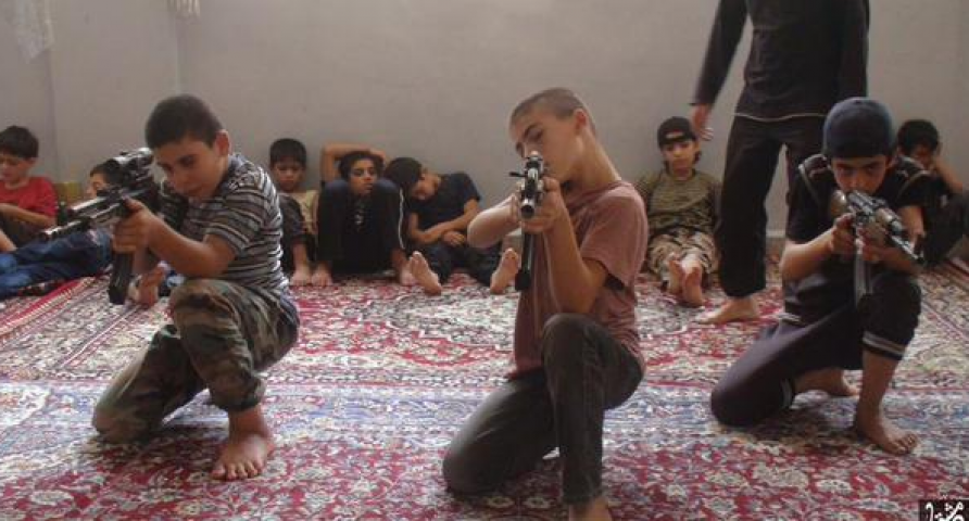 ISIS ने जारी किए फुटेज, बच्चो को सीखा रहा है  AK-47 चलाना