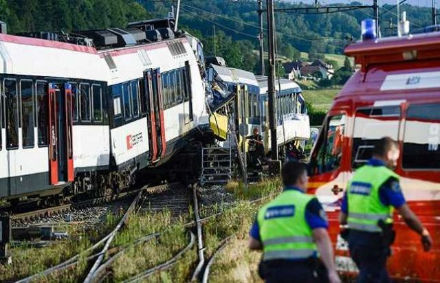 दो ट्रेनों की टक्कर में 49 यात्री घायल