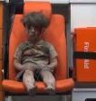 सीरिया में हवाई हमले के बाद जिन्दा बचे बच्चे की तस्वीर हुयी वायरल
