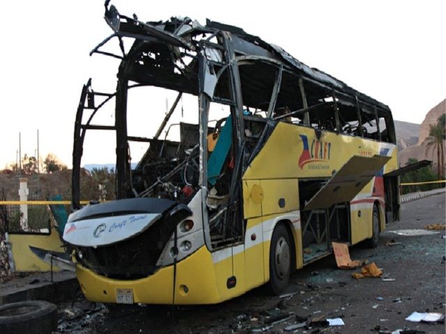 मिस्त्र बम धमाके में 2 पुलिसकर्मियों की मौत, 27 घायल