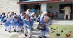 पाकिस्तान की पिछड़ी सोच, स्कूली लड़कियों को दिए  मुर्गी, मुर्गा व  पिंजरा