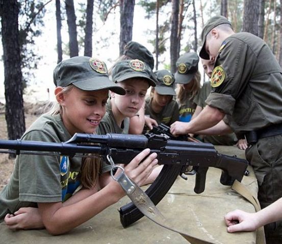 देशभक्ति के लिए 9 से 18 साल के बच्चे सीख़ रहे है खतरनाक हथियार चलाना