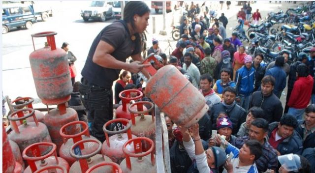 नेपाल में दस हजार में मिल रहा रसोई गैस सिलेंडर