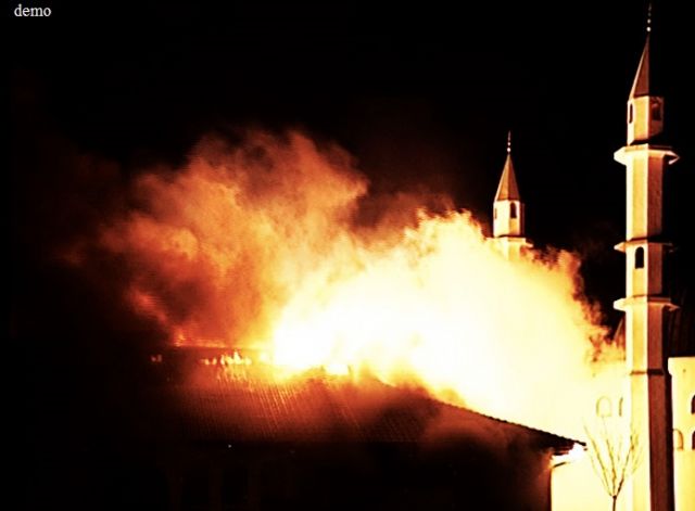 मस्जिद में विस्फोट से लगी आग, इमाम का कहना जानबूझकर किया है यह काम