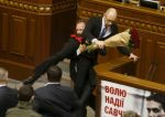 यूक्रेन में पीएम को चलती संसद में उठाकर फेंका गया पोडियम के बाहर