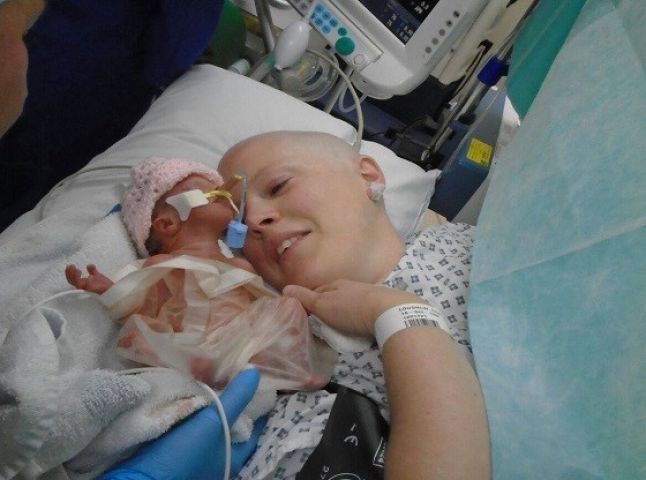 कैंसर पीड़िता ने खुद की जान दांव पर लगाकर दिया बच्ची को जन्म