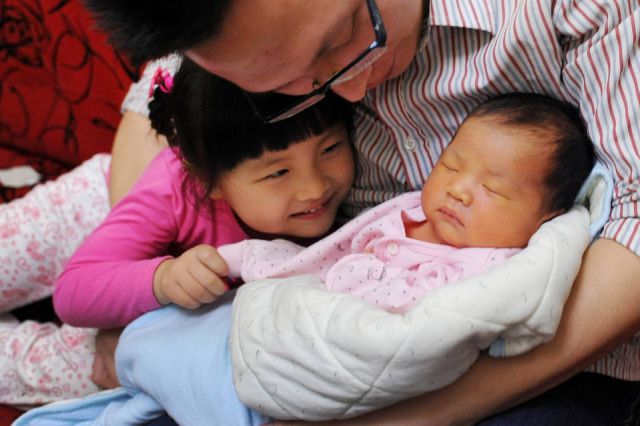 चीन: 'एक दंपति, दो बच्चे' की नीति को लागू करने के पीछे आखिर क्या वजह है जानिए!
