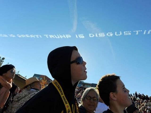 ट्रंप के खिलाफ आसमान में लिखा 'Trump is disgusting'