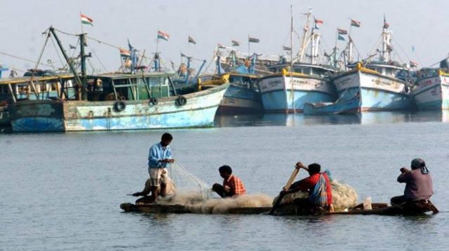 श्रीलंकाई नौसेना ने 12 भारतीय मछुआरों को लिया हिरासत में
