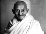 महात्मा गांधी और तिलक को राष्ट्र विरोधी बताया, तो नेहरु का जिक्र किताब से गायब