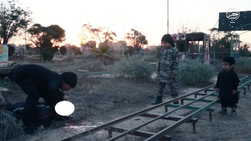ISIS की क्रूरता का एक और विडियो आया सामने, चार साल के बच्चे से करवाया मर्डर