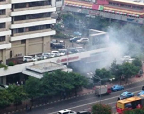इंडोनेशिया में बड़ा हमला, UN ऑफिस के पास 6 बम धमाके, फायरिंग जारी