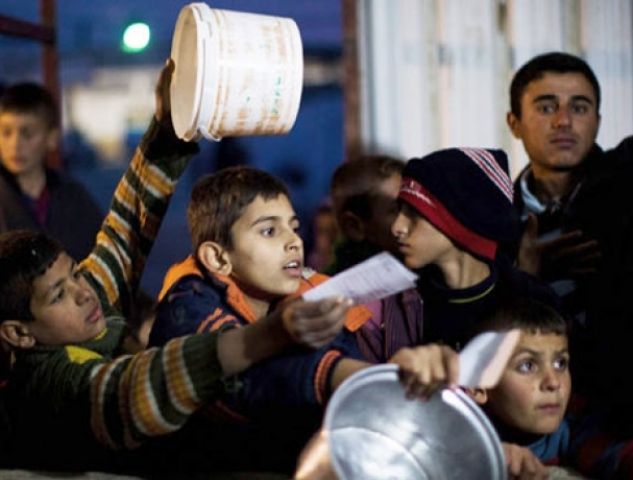 भूख से बेहाल सीरियाई बेच रहे है अपना कीमती सामान