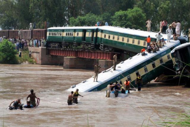 पाकिस्तान : रेल हादसे में मारे गए सभी शव बरामद