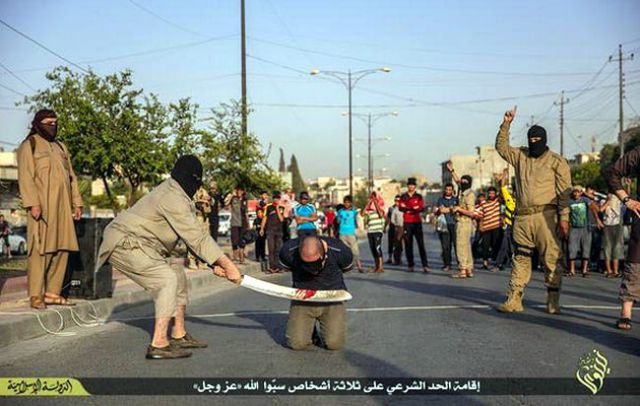 ISIS ने ईशनिंदा का आरोपी बताकर 3 लोगो का सिर कलम किया