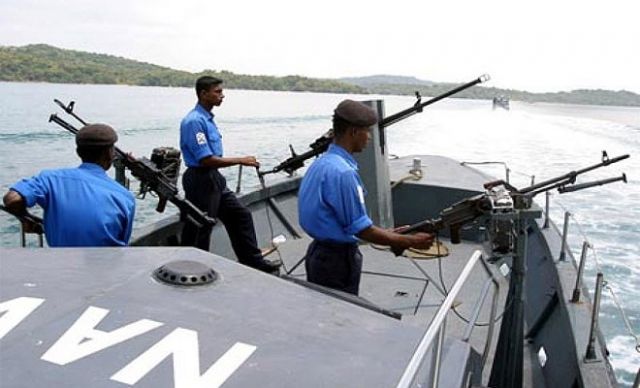 श्रीलंकाई नौसेना ने तट से 16 भारतीय मछुआरों को लिया हिरासत में