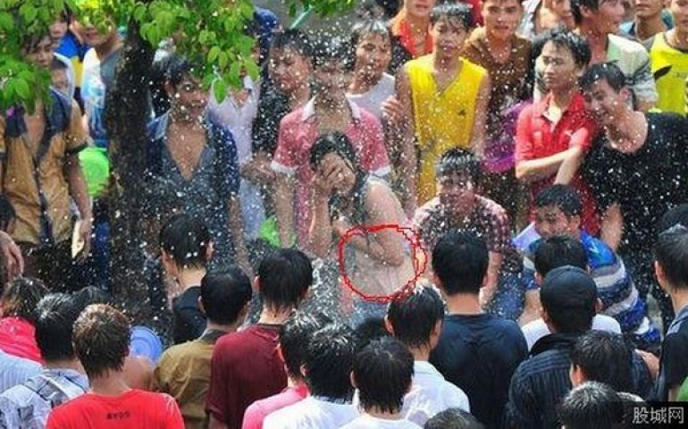 चीन वाटर फेस्टिवल में महिलाओं के उतारे कपड़े, देखे तस्वीरें