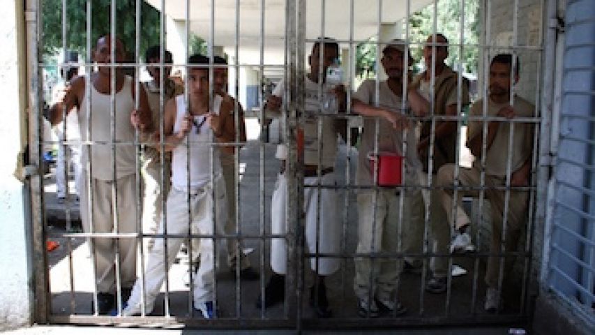 मेक्सिको की जेल से फ़िल्मी अंदाज़ में भागे 10 कैदी