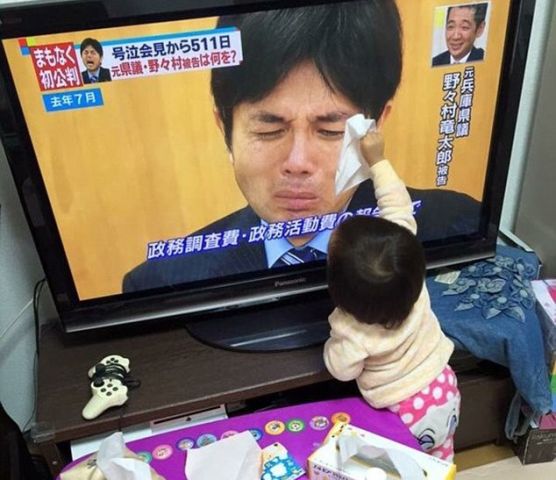 लाइव टीवी शो में जब नेता जी रोने लगे तो बच्ची ने स्क्रीन पर ही उनके आंसू पोंछे