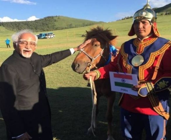 मंगोलियाई राष्ट्रपति ने हामिद अंसारी को दिया घोड़े का तोहफा
