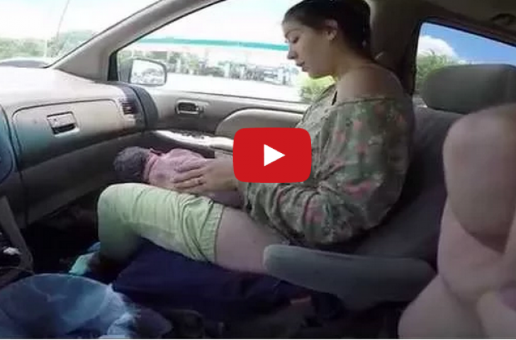 महिला ने चलती कार में दिया बच्चे को जन्म देखे Video