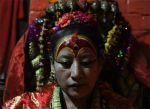 भूकम्प की वजह से पहली बार गलियों में दिखी 'जीवित देवी'