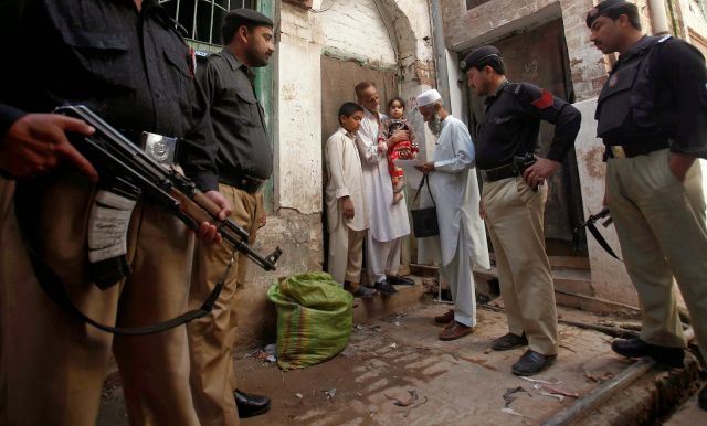 पाकिस्तान बन्दूक की नोक पर pok में करवा रहा है वोटिंग