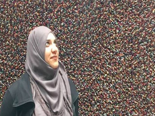 हिजाब वाली महिला के  'अल्लाह'  लिखने से  प्लेन में मच गया हड़कंप