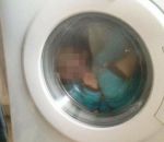 2 साल के बच्चे को मां ने किया वॉशिंग मशीन में बंद, फोटो वायरल