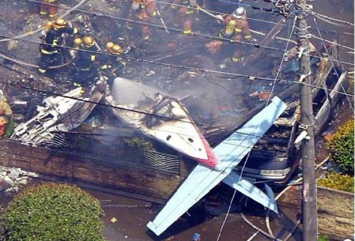 मकानों पर गिरा विमान, 3 की मौत