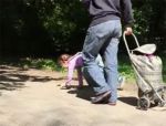 Video : पांच साल की बच्ची को कुत्ता बनाकर पार्क में घुमाया