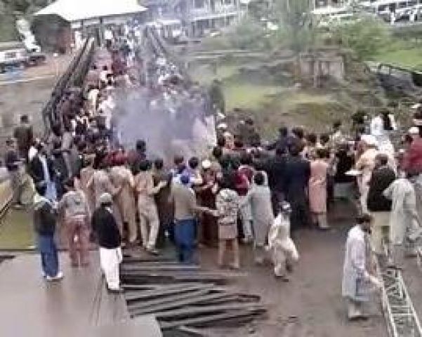 चुनाव में हुई धांधली के विरोध में POK में जलाया गया पाकिस्तानी झंडा