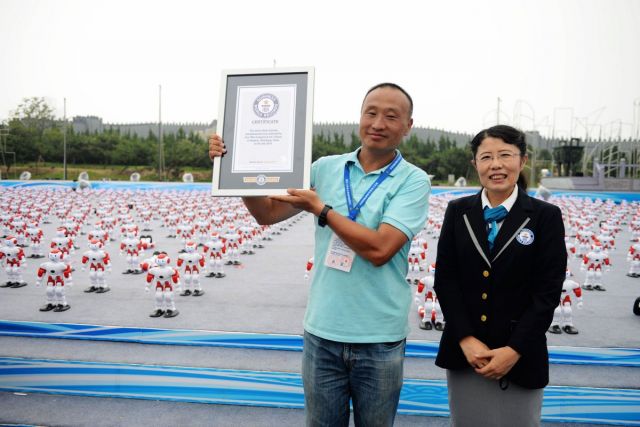 चीन में 1007 रोबोट्स ने एक साथ नाचकर बनाया वर्ल्ड रिकार्ड