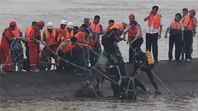 यात्री जहाज डूबा, 5 मौतों की पुष्टि 100 लोग लापता