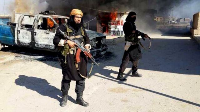 ISIS का अनोखा आदेश, दाढ़ी कटवाने पर मिलेगी सजा