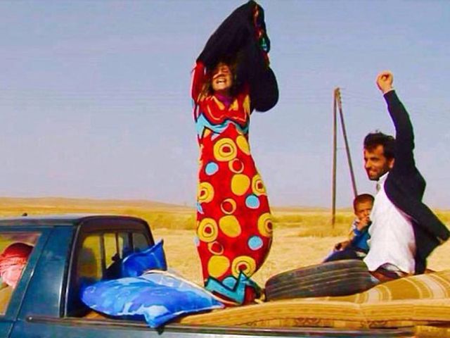 ISIS से आज़ाद : चेहरे पे झलकी ख़ुशी और अरमान, निकाल फेंका बुर्का