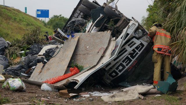 यात्री ट्रक खाई में गिरा, 17 की मौत