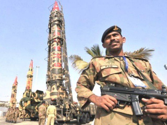 डर से बौखलाया पाकिस्तान, कहा हमारे पास परमाणु बम है