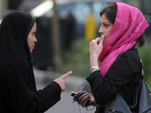 ईरानी महिलाओं के पहनावे के कारण सूख रही है नदियां