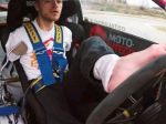 Video: दुनिया का पहला ऐसा रेसिंग ड्राइवर जो पैरों से चलाता है कार