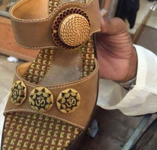 पाकिस्तान में बिक रही ॐ डिजाइन वाली जूतियां, विरोध शुरू