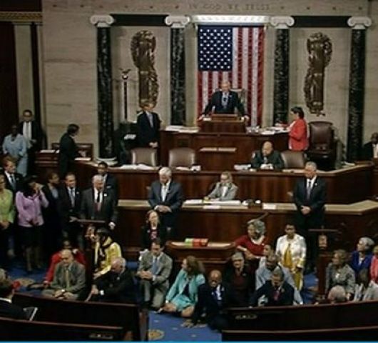 गन कंट्रोल पॉलिसी के लिए अमेरिका सांसदों ने दिया संसद में धरना