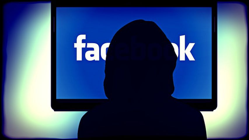 उपनाम का इस्तेमाल करने के कारण महिला को फेसबुक से हटाया