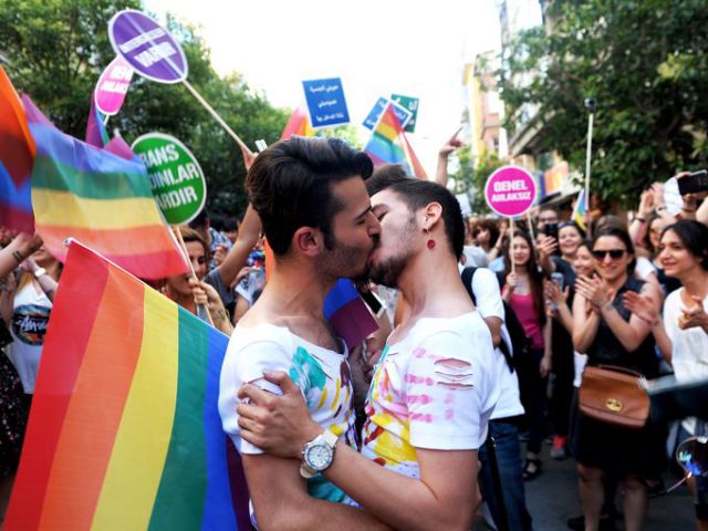 तुर्की में गे परेड के दौरान पुलिस ने छोड़ी रबर की गोलिया व आंसू गैस के गोले