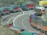 जम्मू में जाम में फंसे वाहन, बंद हुआ राष्ट्रीय राजमार्ग