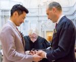 अमेरिकी राजनयिक ने की अपने गे चीनी पार्टनर से शादी