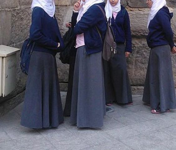 लांग स्कर्ट पहनकर आने पर स्कूल ने छात्रा को दिखाया बाहर का रास्ता