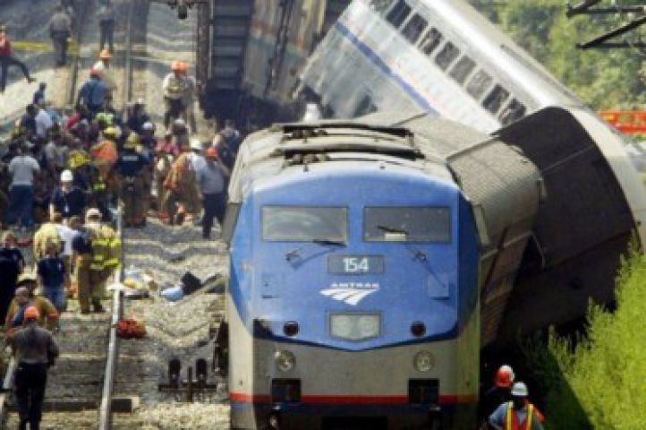 अमेरिका में पटरी से उतरी ट्रेन, 5 की मौत 50 घायल